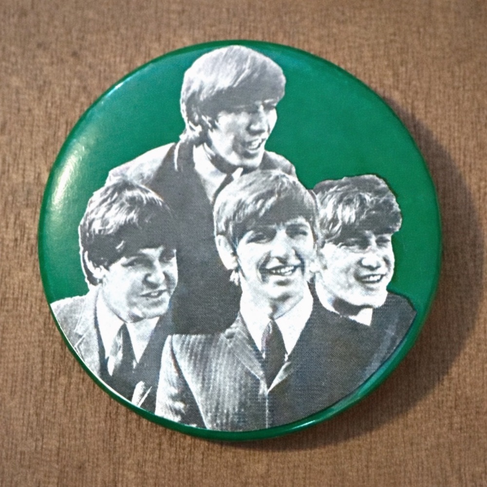 Original 1964 Beatles Green Pinback Button Fab Four – © 1964 NEWS